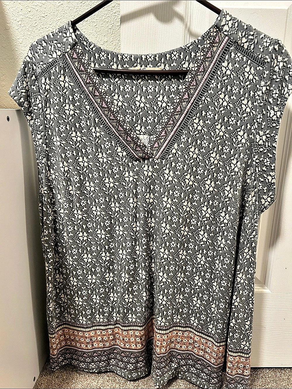Floral V-Neck Tunic in Gray & Pink Like New